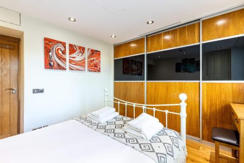 Tower Bridge Apartment with Private Terrace - image 24