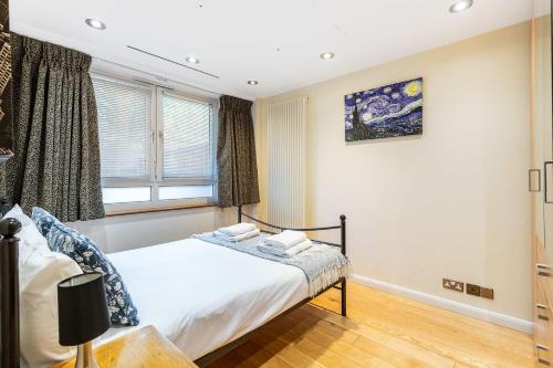 Tower Bridge Apartment with Private Terrace - image 22
