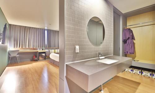 room detail thumbnail 2