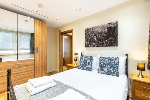 Tower Bridge Apartment with Private Terrace - image 30