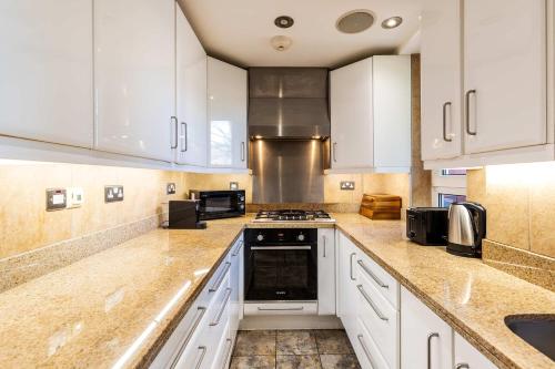 Tower Bridge Apartment with Private Terrace - image 25