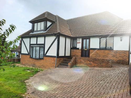 Modern Tudor home, sea views – khách sạn tại Woodingdean