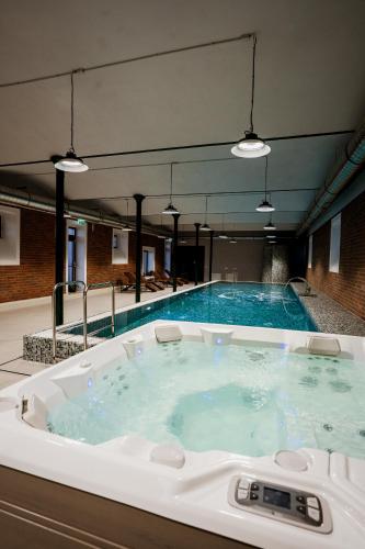 Karstais baseins, Hotel Atrium in Targu Secuiesc