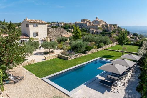 Villa de charme, avec piscine chauffée et vue panoramique sur Gordes à quelques minutes à pied du village