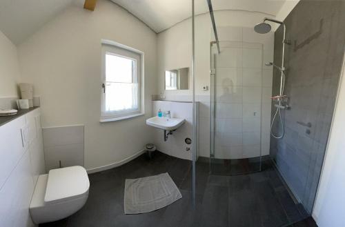 Bathroom, Guesthouse-Coburg 1 in Grossheirath