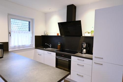 Kitchen, Guesthouse-Coburg 1 in Grossheirath