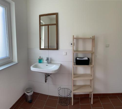 Bathroom, Guesthouse-Coburg 1 in Grossheirath