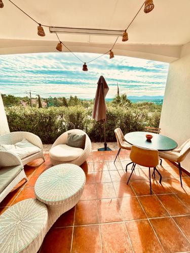 Maison au calme dans résidence privée avec piscine vue mer – khách sạn tại Le Bonfin