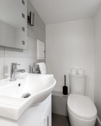 Stunning 2 Bedroom Flat near Marble Arch and Hyde Park - image 12