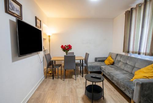 Bright Three Bedroom Home with Free Parking and WiFi, Manchester