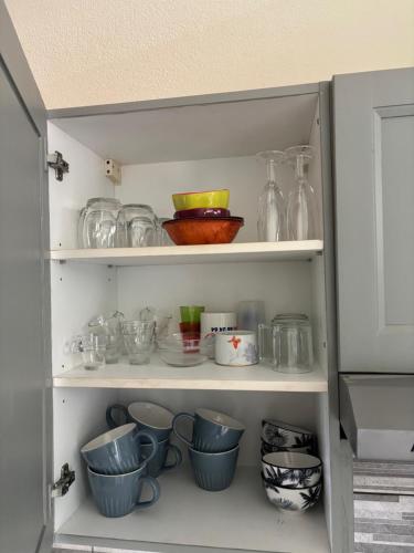 kuhinja, Le Jacaranda - Appartement climatisé 100m plage et bourg - parking privé (Le Jacaranda - Appartement climatise 100m plage et bourg - parking prive) in Sveta Ana