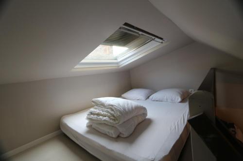 1 queen bed, 1 sofa bed