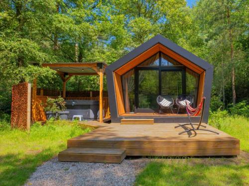 Outdoors Holten - Diamond Suite met Jacuzzi in Рійсен