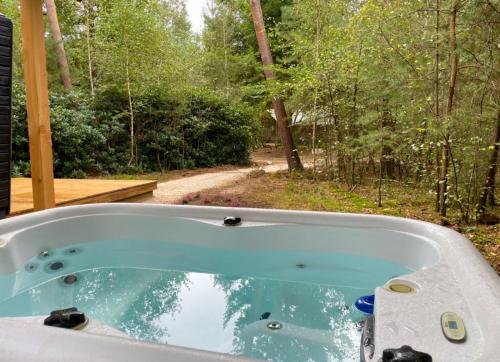 Outdoors Holten - Diamond Suite met Jacuzzi in Рійсен