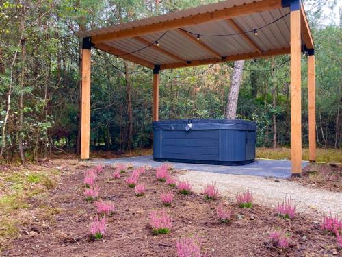 Outdoors Holten - Diamond Suite met Jacuzzi in Рійсен