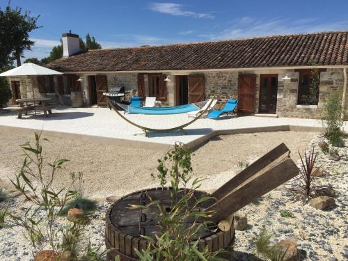 Four Bedroom Farmhouse in Vendee - Sleeps 10 - Walk To O'Gliss Water Park! gîte à louer Le Givre