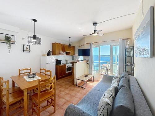 Roca Fornells, Vistas al mar en Fornells F76 5