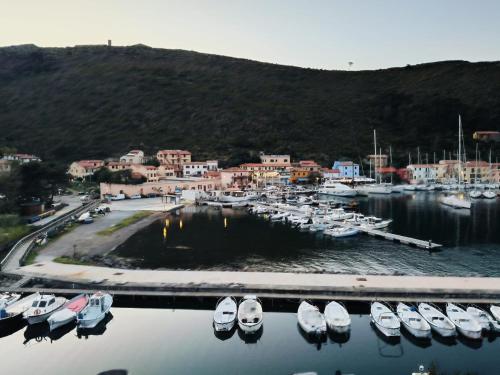 Cibo 17 - Appartamento Vista Mare - Zona Castello in Капрайя