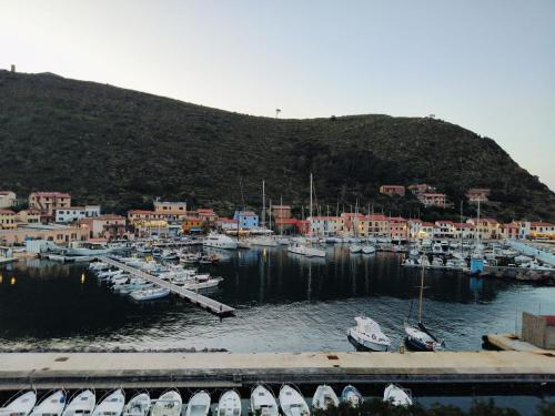 Cibo 17 - Appartamento Vista Mare - Zona Castello in Капрайя