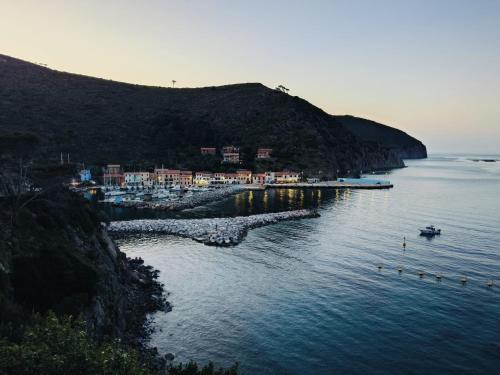Cibo 17 - Appartamento Vista Mare - Zona Castello in Капрайя