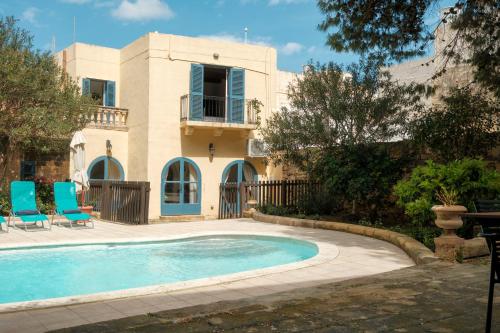 Historic Villa with a Private Pool – khách sạn tại Mosta