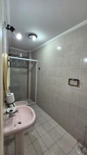 Bathroom, Apartamento no Tombo 80m da praia near Marcao Pier Chopp