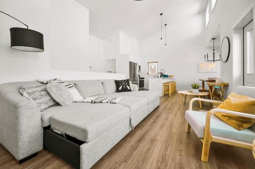 Hideaways Mins to Lake King Bed Dbl Garage AC in Windermere (BC)