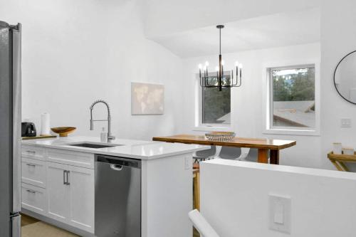 Hideaways Mins to Lake King Bed Dbl Garage AC in Windermere (BC)