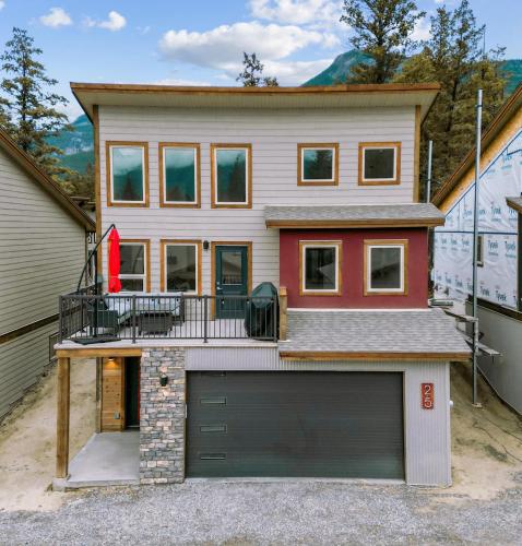 Hideaways Mins to Lake King Bed Dbl Garage AC in Windermere (BC)