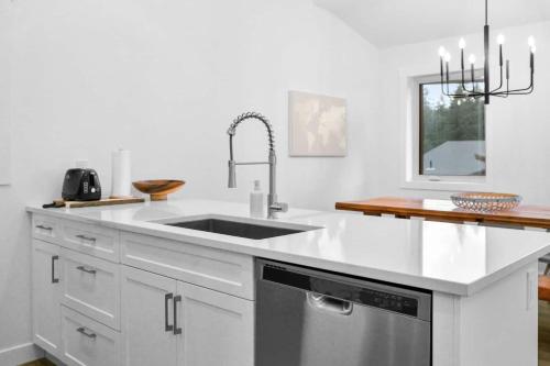 Hideaways Mins to Lake King Bed Dbl Garage AC in Windermere (BC)
