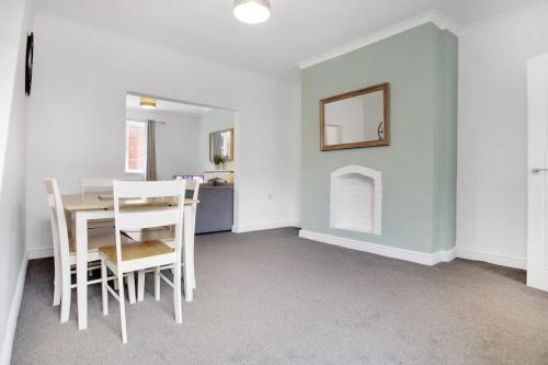 Sleek Gem Home in Houghton le Spring, Sleeps 5 in Hetton-le-Hole