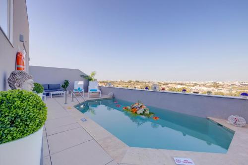 Luxury 3BR Penthouse with Private Pool and Views – khách sạn tại Gudja