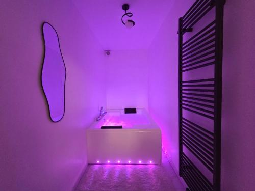 Suite Design Balnéo - Lit King size - Garage privé - Location saisonnière - Tournai