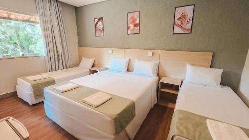 4 twin beds