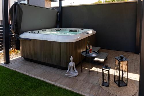 Hot tub, Villa Porta Verde III - Private Pool and Jacuzzi Villa in Balatonalmadi