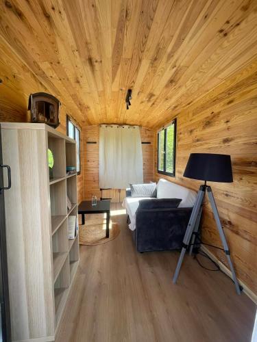 Roulotte cosy vue nature avec espace privé (Roulotte cosy vue nature avec espace prive) in Lanneray