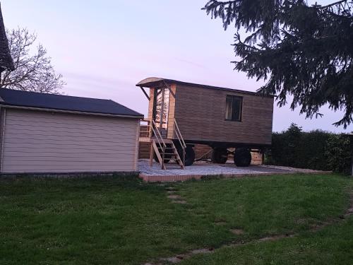 Roulotte cosy vue nature avec espace privé (Roulotte cosy vue nature avec espace prive) in Lanneray