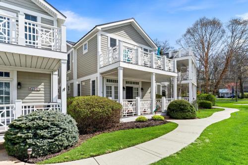 Lake front condo with pool access walking distance to downtown Saugatuck in Saugatuck, USA