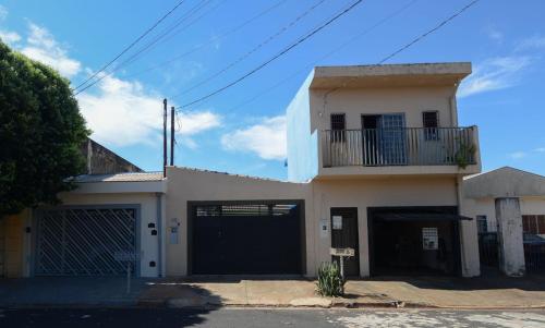 . Casa com Churrasqueira e WiFi em Parque Ribeirao