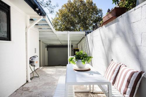 Surry Hills 3BR Family Home with Parking and Garden - image 4