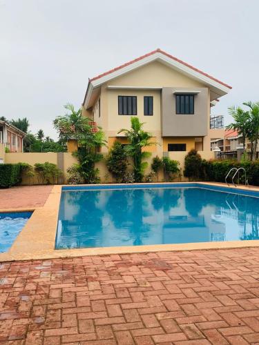 3BR Near airport Condo with Work stations