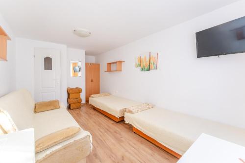 2 twin beds, 2 sofa beds