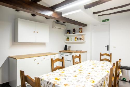 coqueta casa rural con terraza y barbacoa in Mendigorría
