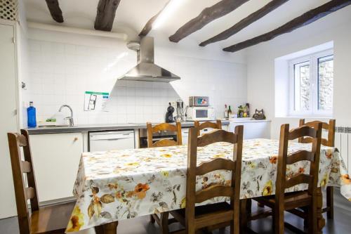 coqueta casa rural con terraza y barbacoa in Mendigorría