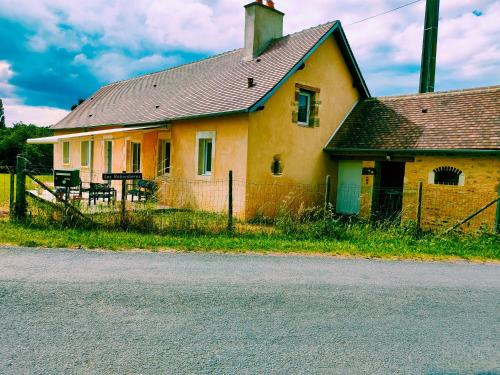 Maison chaleureuse avec cheminée gîte à louer Coulans-sur-Gée