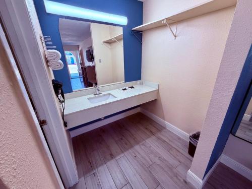 Guest Inn and Suites - image 2
