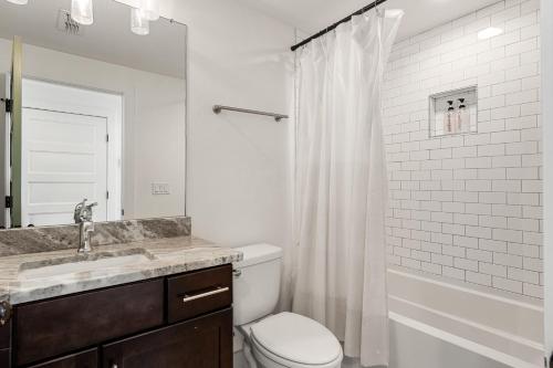 Ole Smoky House with Rooftop Golf and city Views! 8min to Whiskey Row! Sleeps 9! in Nashville, USA