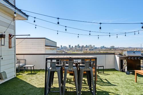 Downtown Views with Rooftop Golf Grill and Firepit Only 8min to Broadway, Nashville