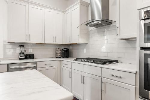 Ole Smoky House with Rooftop Golf and city Views! 8min to Whiskey Row! Sleeps 9! in Nashville, USA