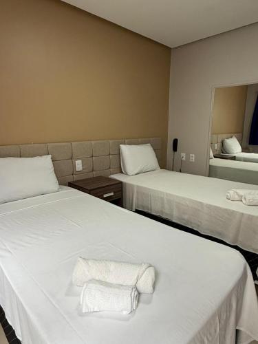 2 twin beds